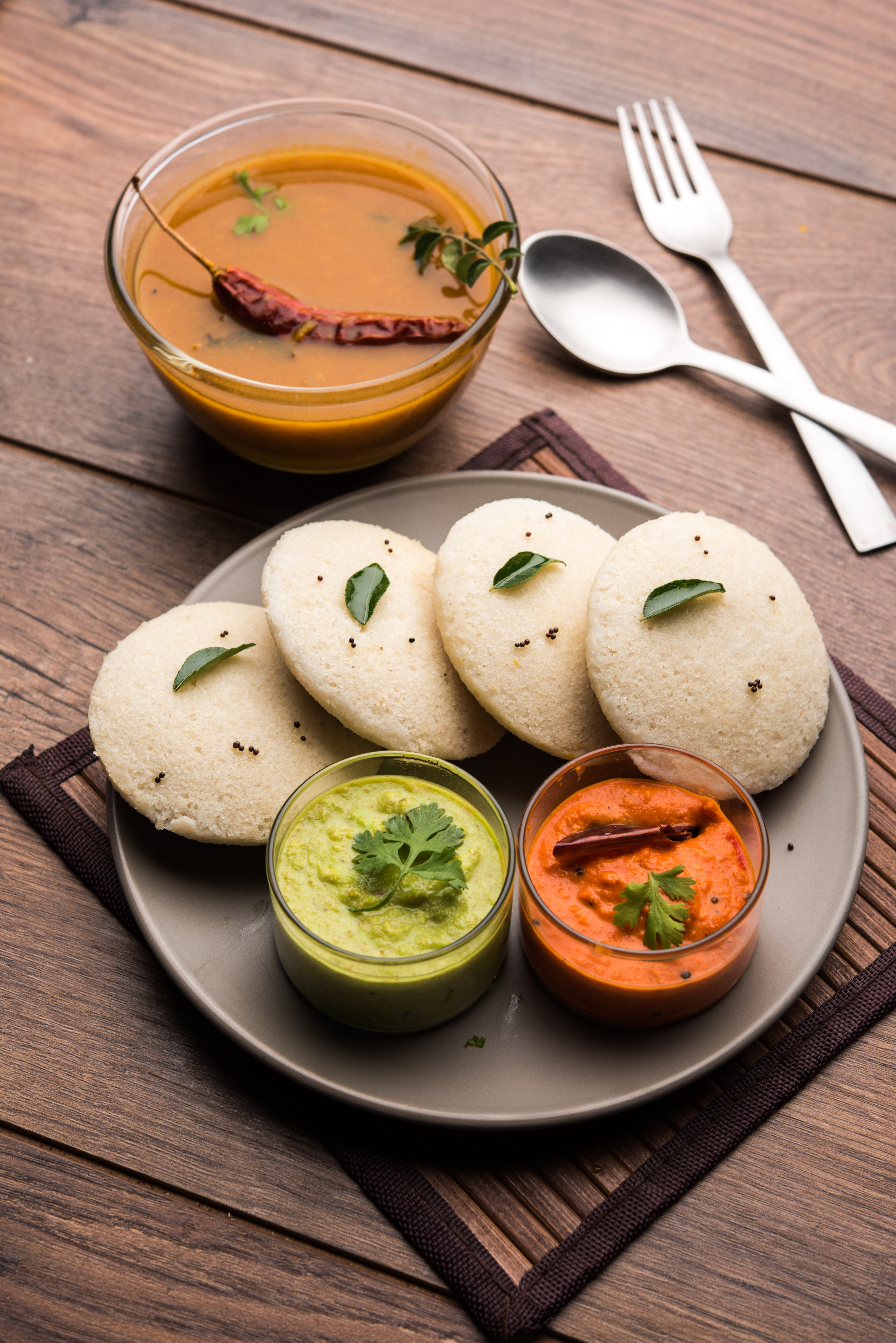 Steamed rice cakes served with lentil curry (4 Pcs + Chutney)