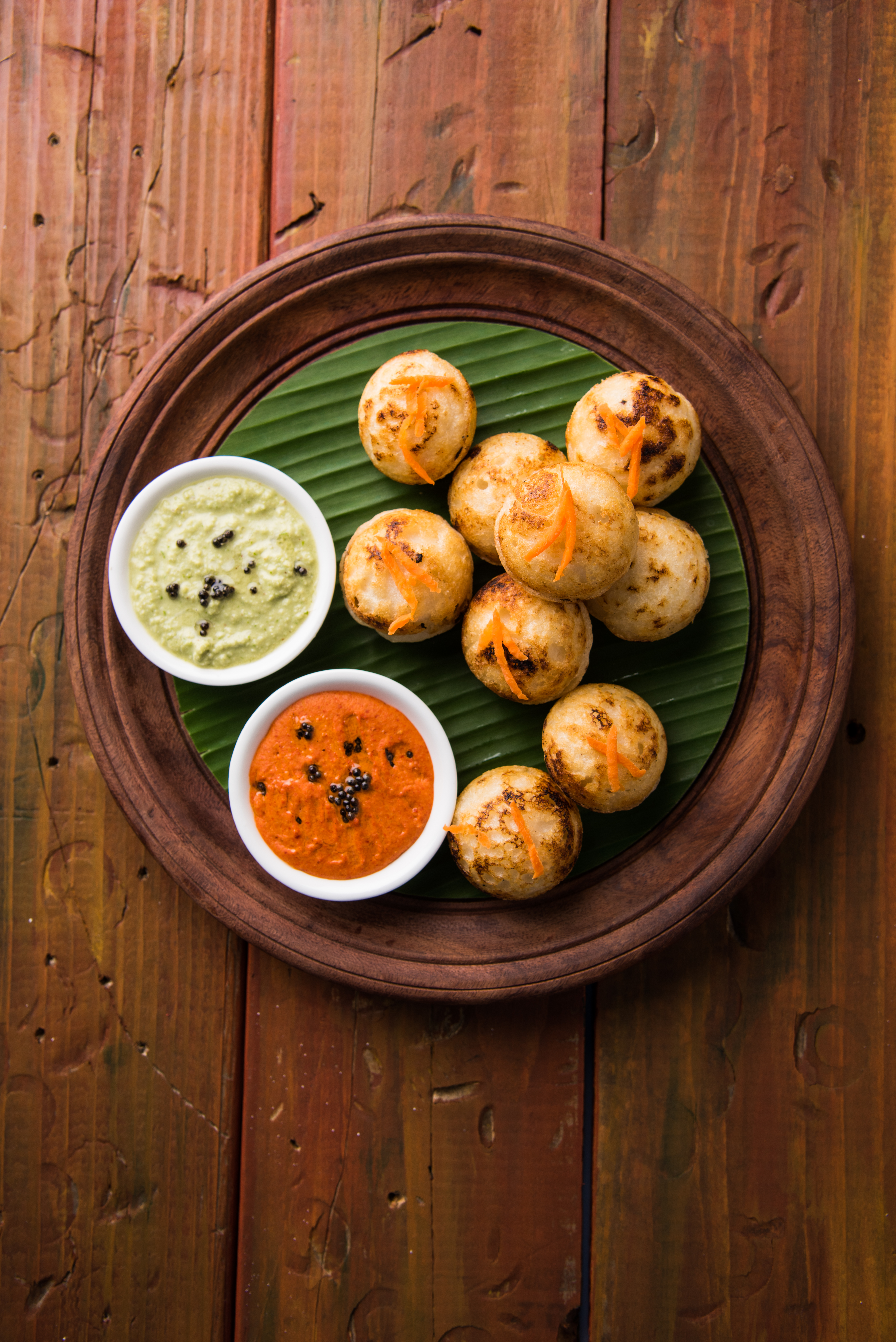 Spicy deep-fried dumplings (4 Pcs + Chutney)